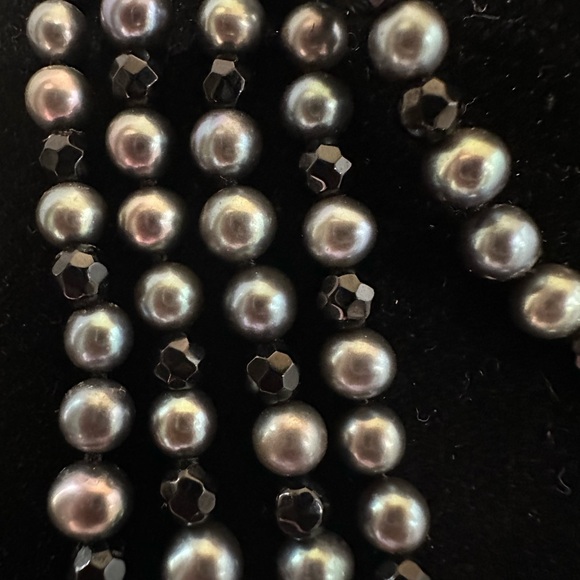 Pearl and garnet flapper length 100” necklace - Picture 7 of 9